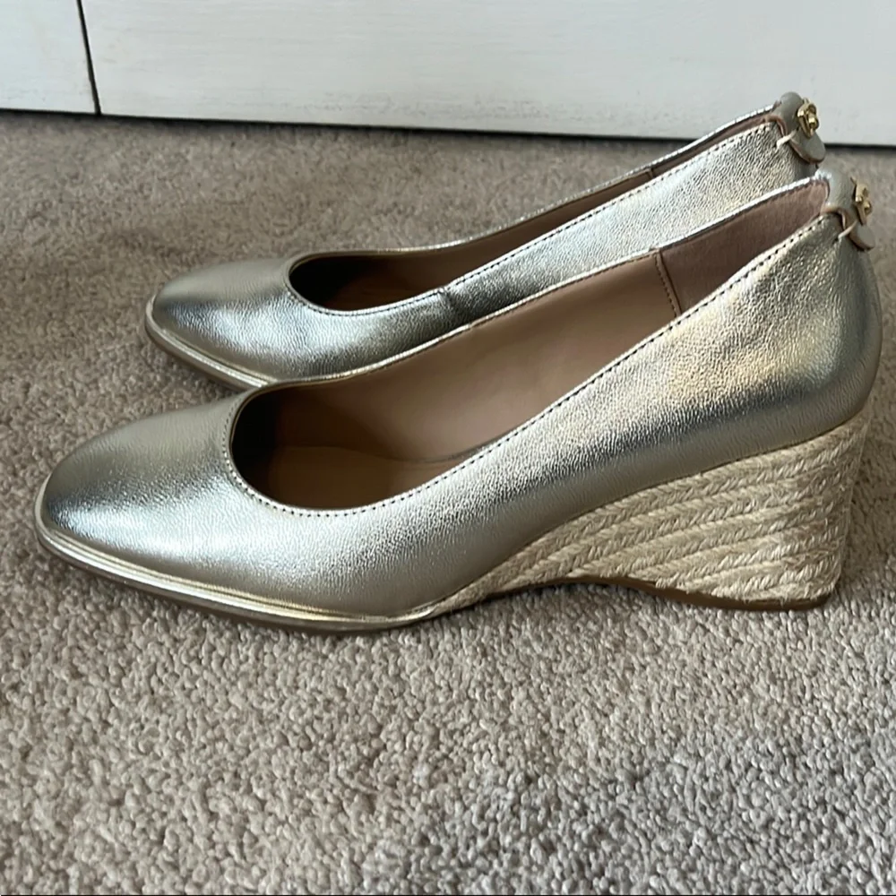 Aerosoles Gold Wedge Heels - Size 8 - Picture 3 of 8
